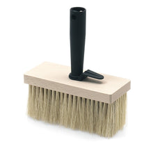 A escova de teto Nölle Profi Brush da Bürsten- & Pinseltechnik e.K. possui uma base de madeira plana, retangular, de 17x7 cm, cerdas de fibra natural resistentes ao calor e um cabo de plástico preto angulado.