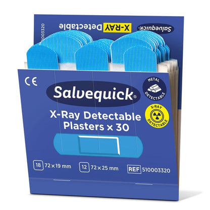Uma caixa de Orkla Wound Care AB Salvequick detectável por raio-X, 30 unidades/recarga de pensos (embalagem de 6), com pensos metálicos e detectáveis por raio-X em dois tamanhos.