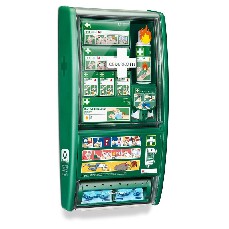A estação de primeiros socorros e queimaduras Cederroth da Orkla Wound Care AB contém bandagens, gel para queimaduras, curativos, adesivos, instruções ilustradas, compartimentos rotulados e um dispensador de adesivos em uma estação verde.