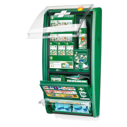 A estação de primeiros socorros e queimaduras Cederroth da Orkla Wound Care AB é um conjunto verde montado na parede em uma embalagem com compartimentos para queimaduras, géis e curativos, além de instruções ilustradas na tampa e nos compartimentos.