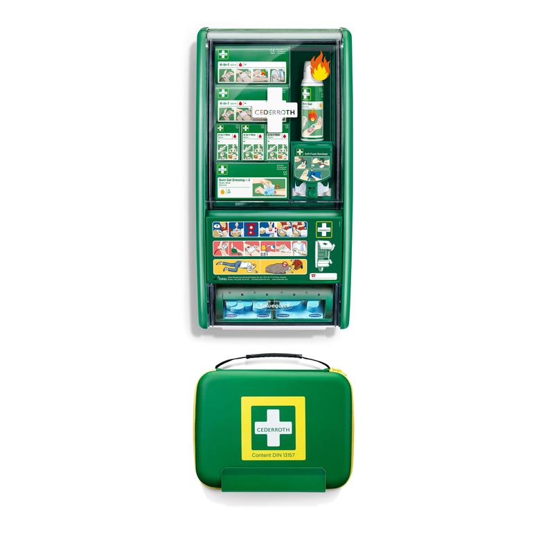 Ein grünes Orkla Wound Care AB Cederroth First Aid & Burn Station Set DIN 13157 (22,7x29,4x57,2 cm, 91 Teile) ist an der Wand über einem passenden geschlossenen tragbaren Set angebracht; beide zeigen ein gelb-weißes Kreuz-Logo.