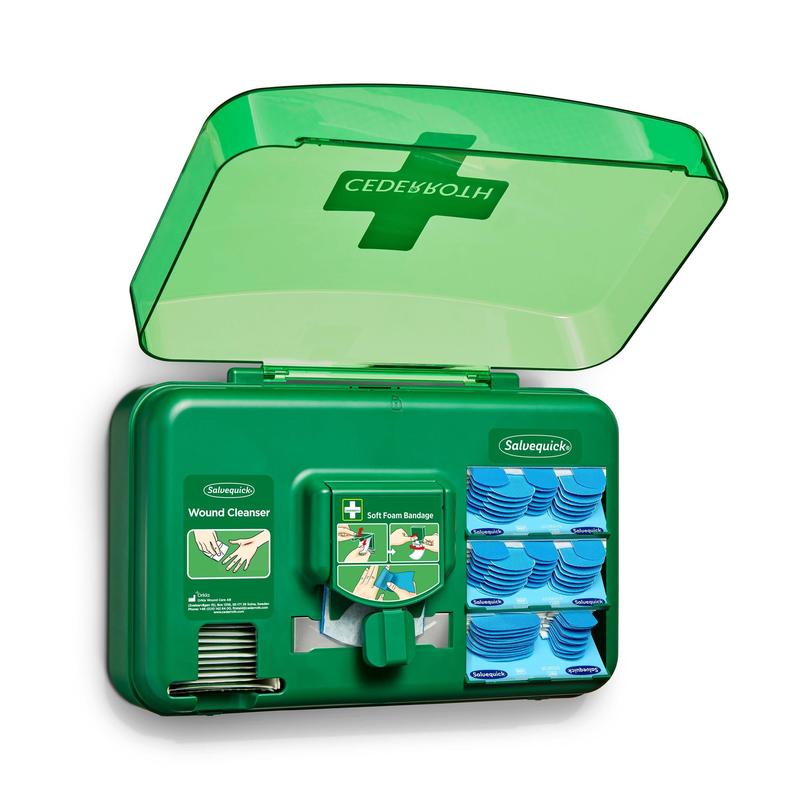 Um dispensador de cuidados de feridas azul da Orkla Wound Care AB está aberto e revela pacotes de limpeza de feridas, pensos e um rolo de ataduras de espuma macia, organizados em compartimentos individuais.