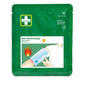 Em uma embalagem verde com a inscrição "Cederroth burn dressing 20x20 cm | Embalagem (1 unidade)" da Orkla Wound Care AB, está ilustrada uma mão que aplica a compressa estéril num braço queimado, com símbolos de primeiros socorros para queimaduras e alívio de desconforto.