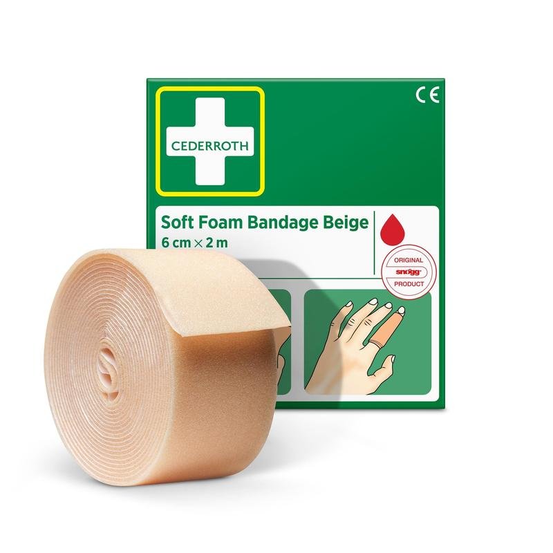 Um rolo de faixa de espuma macia Cederroth bege (6 cm x 2 m) de Orkla Wound Care AB é mostrado em frente à sua embalagem verde e branca com instruções ilustradas e um símbolo de gota vermelha.