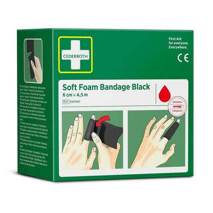 Uma caixa verde com a inscrição "Cederroth ligadura de espuma macia preta 6 cm x 4,5m | Embalagem (1 peça)" da Orkla Wound Care AB, com imagens de ligaduras de espuma preta para dedos e um símbolo de gota de água vermelha.