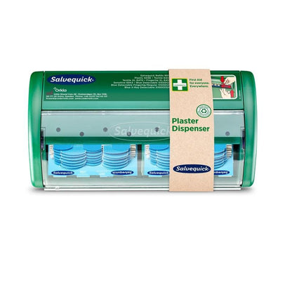 Um dispensador de pensos transparentes Salvequick da Orkla Wound Care AB com pensos azuis detectáveis visíveis no interior, envolto numa faixa de papel castanho com a inscrição "Dispensador de Pensos Salvequick, azul detectável | Embalagem (1 unidade)".