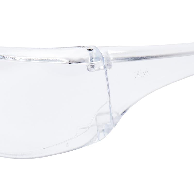 Close-up dos óculos de proteção 3M™ Virtua™ AP da 3M Deutschland GmbH com lente transparente e logotipo discreto na haste, oferecendo proteção ocular confiável.