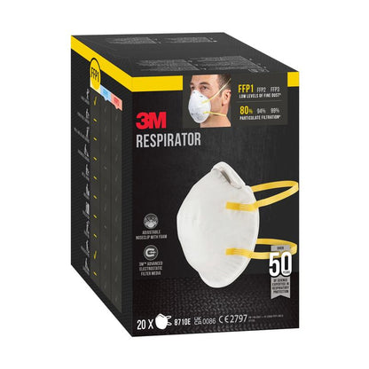 Está ilustrada uma caixa da máscara de partículas 3M™ 8710E, FFP1, sem válvula da 3M Deutschland GmbH. A frente mostra a máscara com faixas amarelas, destaca a proteção FFP1 e indica que há 50 máscaras por caixa.