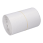 Um rolo de sacos de lixo EMIL DEISS KG (GmbH + Co.) DEISS 56820 (540x580x0,011 mm, branco) é bem enrolado e seguro com um elástico amarelo sobre fundo branco - ideal para uma eliminação de resíduos eficiente.