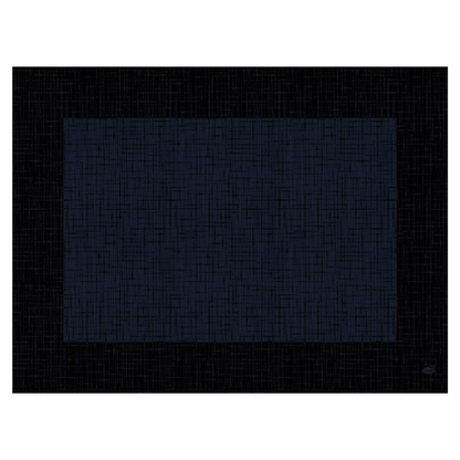 Uma imagem abstrata que mostra um grande retângulo azul-escuro com um padrão de grade texturizado, lembrando o sofisticado conjunto de mesa Duni Dunicel® 30 x 40 cm 'Linnea Black' da Duni GmbH, diante de um fundo preto que reflete a estrutura da grade.
