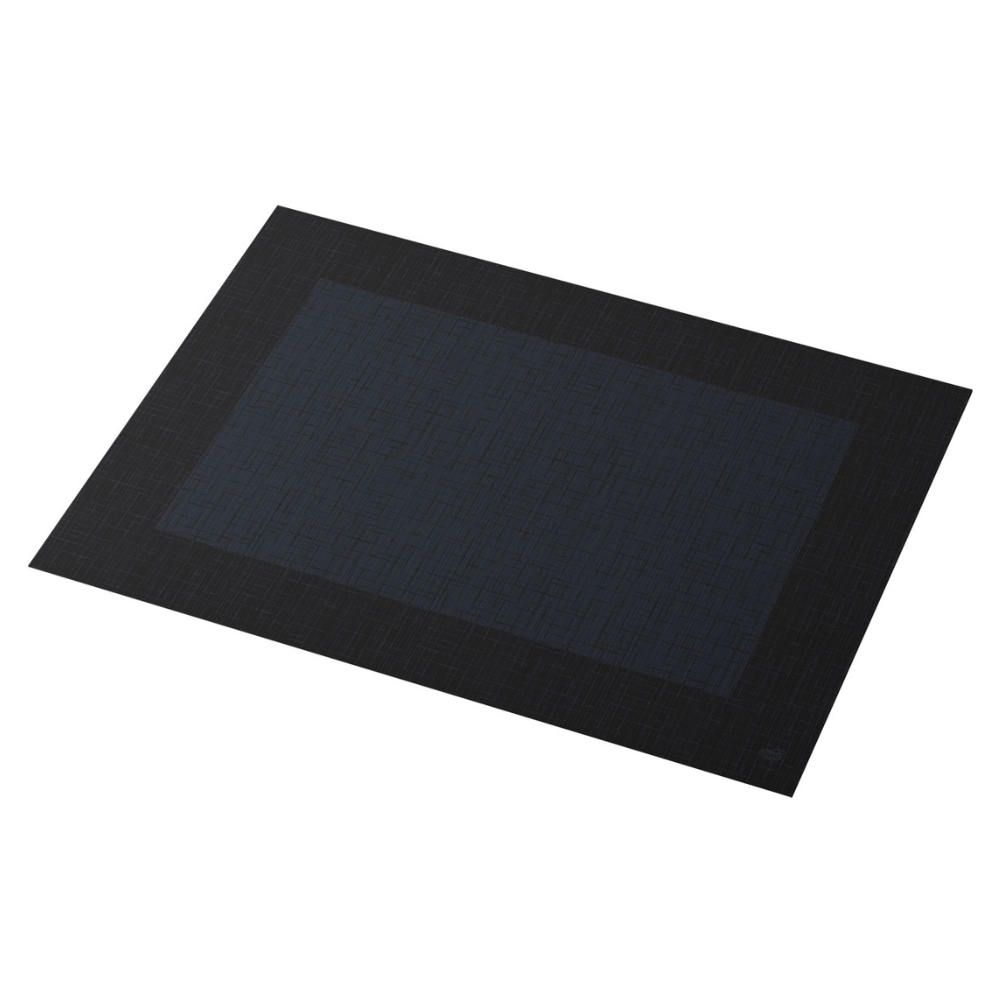 O conjunto de mesa Duni Dunicel® 30 x 40 cm Linnea Black da Duni GmbH é um conjunto retangular de mesa de cor escura com um padrão discreto. Possui um retângulo central mais escuro, rodeado por uma borda mais clara com textura tecida, tornando-o perfeito para qualquer sala de jantar. Cada embalagem contém 100 unidades.