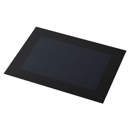 O conjunto de mesa Duni Dunicel® 30 x 40 cm Linnea Black da Duni GmbH é um conjunto retangular de mesa de cor escura com um padrão discreto. Possui um retângulo central mais escuro, rodeado por uma borda mais clara com textura tecida, tornando-o perfeito para qualquer sala de jantar. Cada embalagem contém 100 unidades.