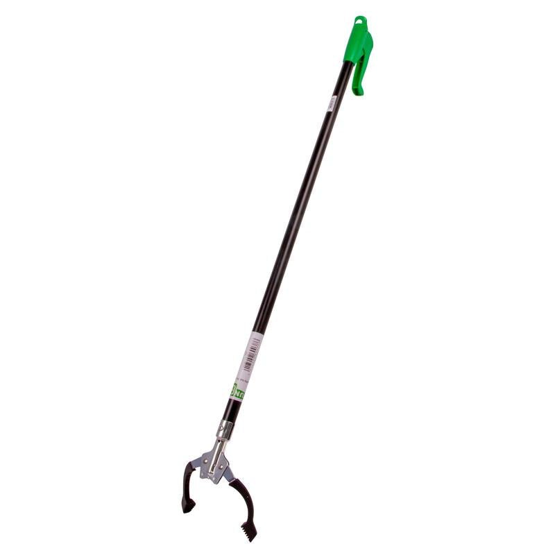 O pegador de lixo - 90cm da Diversey Deutschland GmbH & Co. OHG oferece uma coleta de lixo confortável e que poupa as costas graças ao design ergonômico; 1 peça, preto com cabo e gatilho verdes, articulação prateada, isolado em fundo branco.