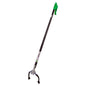 O pegador de lixo - 90cm da Diversey Deutschland GmbH & Co. OHG oferece uma coleta de lixo confortável e que poupa as costas graças ao design ergonômico; 1 peça, preto com cabo e gatilho verdes, articulação prateada, isolado em fundo branco.