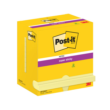 Eine gelbe Schachtel Post-it® Super Sticky Notes (3M Deutschland GmbH), 76 x 127 mm, 90 Blatt pro Block, 12 Blöcke pro Packung, hergestellt aus 100 % PEFC-zertifiziertem Papier, mit starker Haftkraft und in recycelbarer Kartonverpackung.