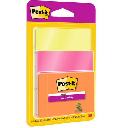 Uma embalagem de Notas Adesivas Super Sticky Post-it® 3M (76x76 mm, 45 folhas cada, 3 blocos/embalagem) em várias cores, 100% certificado PEFC (SGSCH-PEFC-COC-110078), em embalagem transparente com o logotipo da 3M Deutschland GmbH.