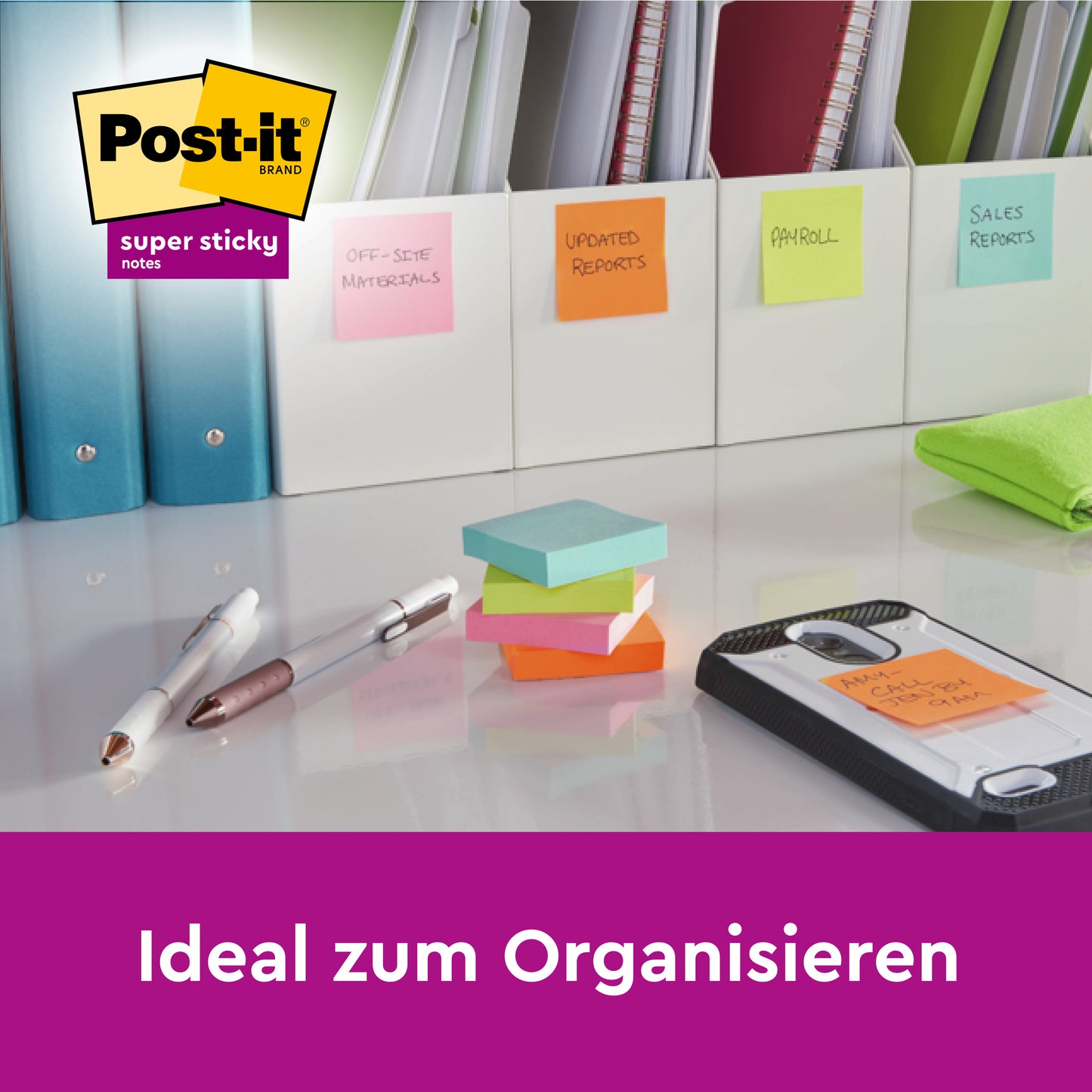 Vários Post-it® Super Sticky Notes 654-6SS-PPNK rosa (76x76 mm, 90 folhas/bloco, 6 blocos/pacote, PEFC) da 3M Deutschland GmbH rotulam pastas, junto com outras notas adesivas, canetas e um smartphone sobre a mesa. "Ideal para organizar.