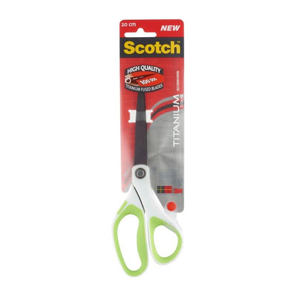 Um par de tesouras Scotch™ Titanium, 20 cm, da 3M Deutschland GmbH, em branco e verde, embalado em um cartão vermelho e cinza com as inscrições "NEW" e "HIGH QUALITY", com lâminas parcialmente visíveis revestidas de titânio.