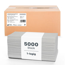 Ein 5.000er-Pack ARNOMED PAPIERHANDTÜCHER 25 x 23 cm | V-FALZ der ARNOWA GmbH liegt gestapelt vor einem braunen Karton, umwickelt mit einer weißen Banderole mit der Aufschrift "5000 Stück 1-lagig" - ideale einlagige Handtücher für Waschräume.