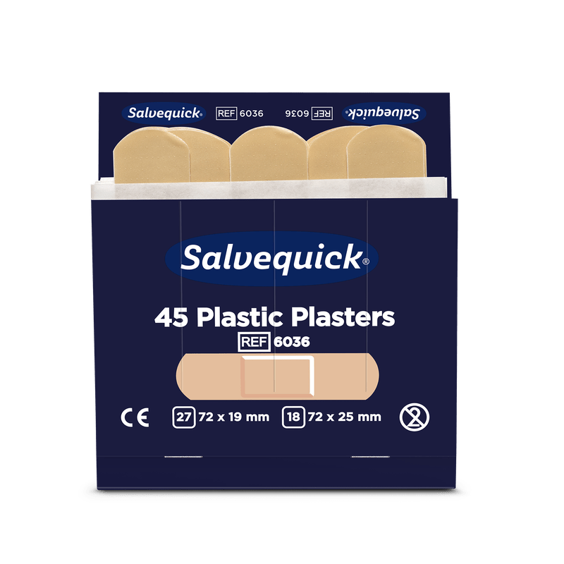 Uma caixa de Orkla Wound Care AB adesivos plásticos, 45 peças/recarga (6 pacotes), com quatro adesivos bege. A embalagem oferece dois tamanhos flexíveis para cuidados com feridas: 27 x 72 × 19 mm e 18 x 72 × 25 mm.