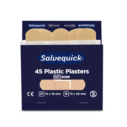 Uma caixa de Orkla Wound Care AB adesivos plásticos, 45 peças/recarga (6 pacotes), com quatro adesivos bege. A embalagem oferece dois tamanhos flexíveis para cuidados com feridas: 27 x 72 × 19 mm e 18 x 72 × 25 mm.
