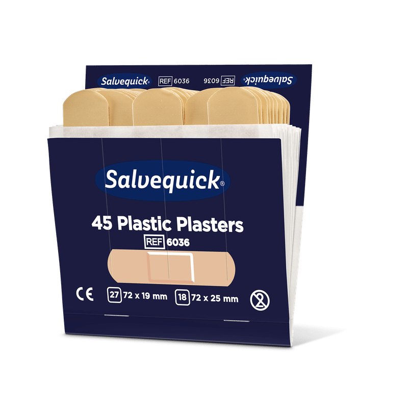 Uma caixa aberta de Orkla Wound Care AB adesivos plásticos, 45 peças/recarga | embalagem (6 peças), contém adesivos de cor bege com informações do produto, tamanho e símbolos de certificação em uma embalagem azul escura.