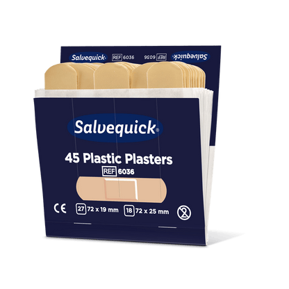 Uma caixa aberta de Orkla Wound Care AB adesivos plásticos, 45 peças/recarga | embalagem (6 peças), contém adesivos de cor bege com informações do produto, tamanho e símbolos de certificação em uma embalagem azul escura.