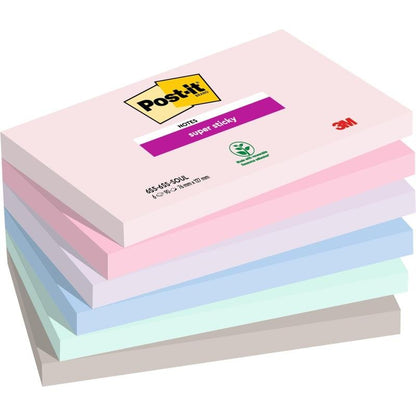 Um conjunto de seis Post-it® Super Sticky Notes em tons pastel (76x127 mm, 90 folhas cada, 100% PEFC) da 3M Deutschland GmbH está disposto diagonalmente e mostra os logotipos da marca e um símbolo de reciclagem no bloco superior.