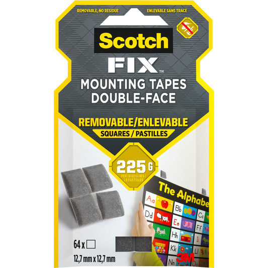 Verpackung für Scotch-FIX™ Ablösbare Montagequadrate 108-ST64-P (12,7 mm x 12,7 mm, 64 Stück) von 3M Deutschland GmbH: Zeigt vier rückstandsfreie Klebepads (bis zu 225 g) mit Anwendung auf einem Buchstabenbrett und das 3M-Logo unten rechts.