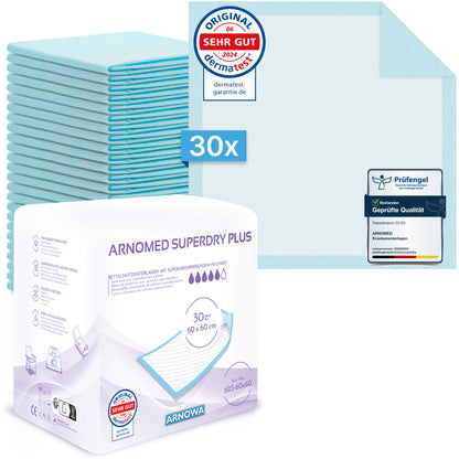 Uma pilha de 30 almofadas hospitalares ARNOMED SUPERDRY PLUS Extra absorventes com SAP da ARNOWA GmbH, uma desdobrada. Selos de certificação e símbolos superabsorventes destacam seu cuidado confiável com a incontinência.