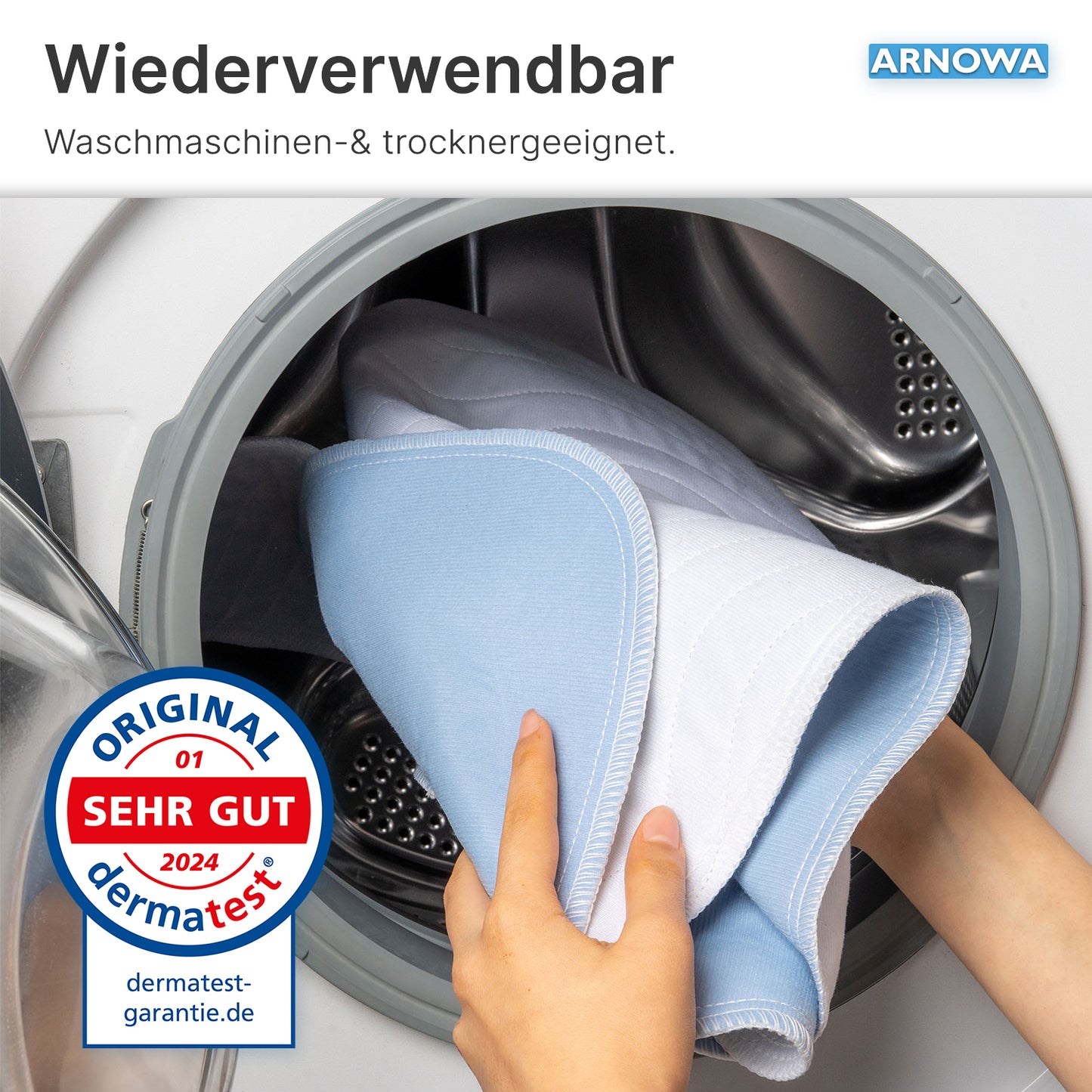 Uma mão coloca a almofada de proteção de cama lavável ARNOMED com abas, Superdry (ARNOWA GmbH) numa máquina de lavar de carregamento frontal. O texto menciona: lavável à máquina, adequado para secadora, ideal para incontinência; dermatest "Muito Bom" 2024.