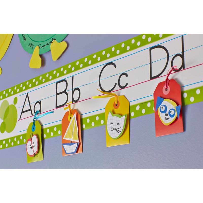 Uma faixa do alfabeto para a sala de aula (A-D, maiúsculas/minúsculas) tem quatro cartazes coloridos - maçã, barco à vela, gato, coruja - fixados com Scotch-FIX™ Almofadas Adesivas Removíveis 301008C36-P da 3M Deutschland GmbH, para que fiquem estáveis e ainda assim removíveis.