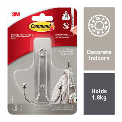 O grande Command™ gancho duplo em níquel escovado (3M, 17036) suporta até 1,8 kg, pode ser fixado em interiores sem perfuração e removido sem deixar resíduos. Contém gancho, tira e informações do produto e ilustrações.