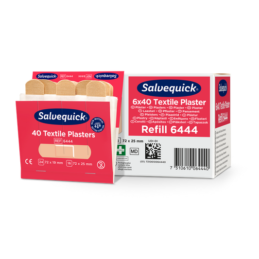 Eine geöffnete Schachtel Orkla Wound Care AB Textilgips, 40 stk./Nachfüllung liegt neben einer geschlossenen Packung (6 Stück), in der mehrere beige Pflaster zur Wundversorgung sichtbar sind.