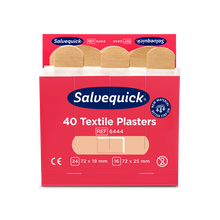 Uma caixa aberta de Orkla Wound Care AB Textilgesso vermelha (40 unid./Recarga, 6 peças) mostra dentro pensos bege e na frente tamanhos, informações do produto e símbolos de certificação.