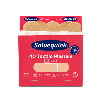 Uma caixa aberta de Orkla Wound Care AB Textilgesso vermelha (40 unid./Recarga, 6 peças) mostra dentro pensos bege e na frente tamanhos, informações do produto e símbolos de certificação.