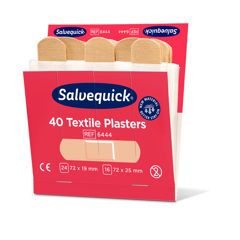 Uma embalagem aberta de Orkla Wound Care AB Textilgesso, 40 unid./Recarga (6 peças), contém ligaduras adesivas bege. A embalagem vermelho-branca contém informações do produto, o logotipo da Orkla e uma indicação para uso em cuidados de feridas.