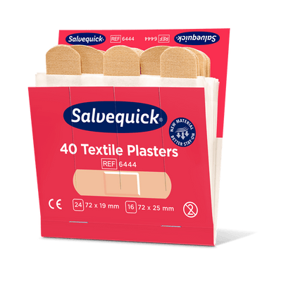 Uma embalagem aberta de Orkla Wound Care AB Textilgesso, 40 unid./Recarga (6 peças), contém ligaduras adesivas bege. A embalagem vermelho-branca contém informações do produto, o logotipo da Orkla e uma indicação para uso em cuidados de feridas.