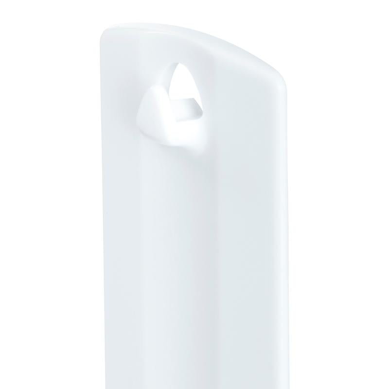 Uma foto de close do Command™ Sägezahn-Bildernagel 17040 da 3M Deutschland GmbH: uma peça de plástico branca com um recorte triangular e borda curva, perfeita para fixação forte ou pendurar quadros sem pregos em fundo branco.