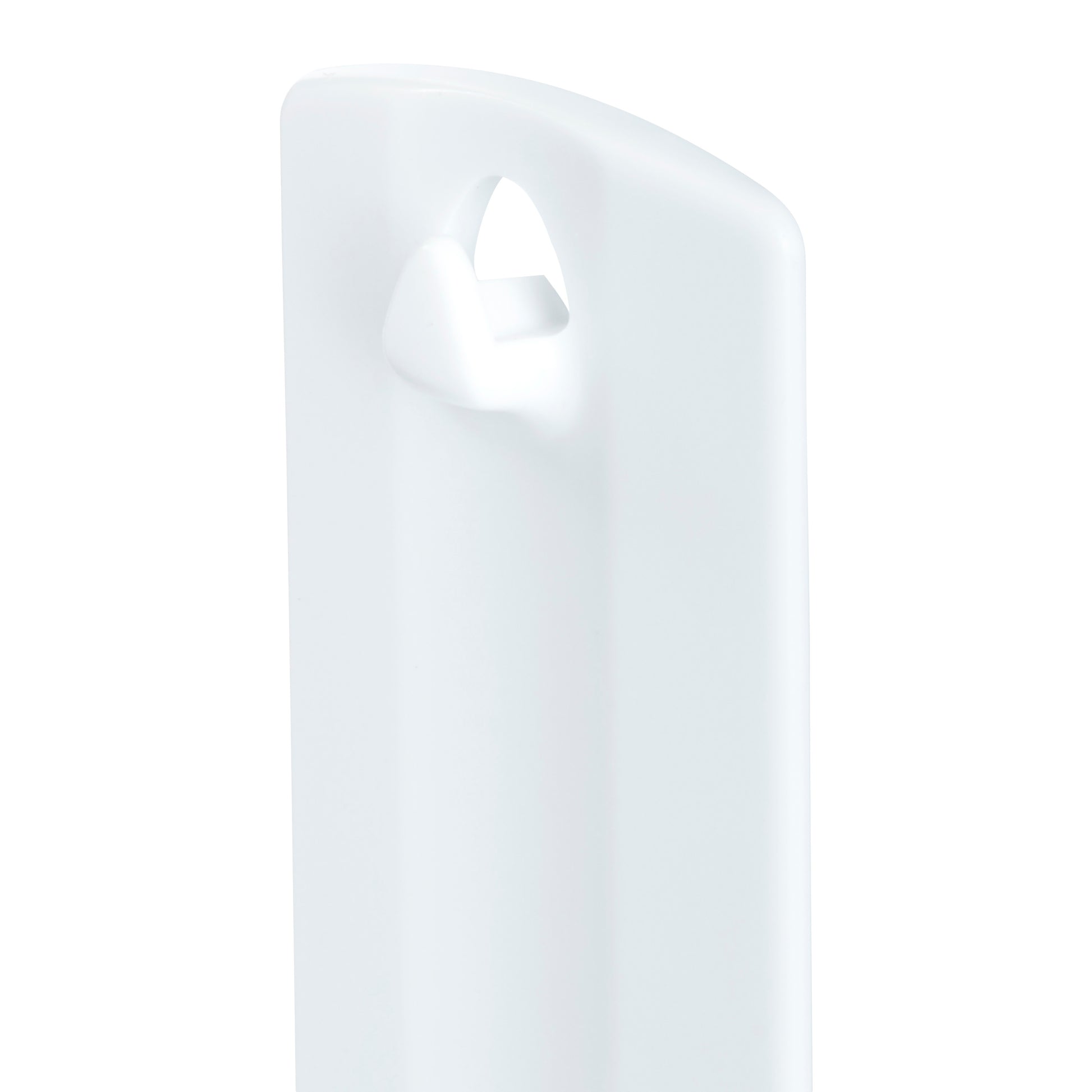 Eine Nahaufnahme des Command™ Sägezahn-Bildernagels 17040 von 3M Deutschland GmbH: ein weißes Kunststoffteil mit dreieckiger Aussparung und gebogener Kante, perfekt zum starken Befestigen oder Bilder aufhängen ohne Nägel vor weißem Hintergrund.