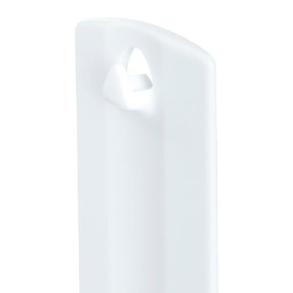 Uma foto de close do Command™ Sägezahn-Bildernagel 17040 da 3M Deutschland GmbH: uma peça de plástico branca com um recorte triangular e borda curva, perfeita para fixação forte ou pendurar quadros sem pregos em fundo branco.