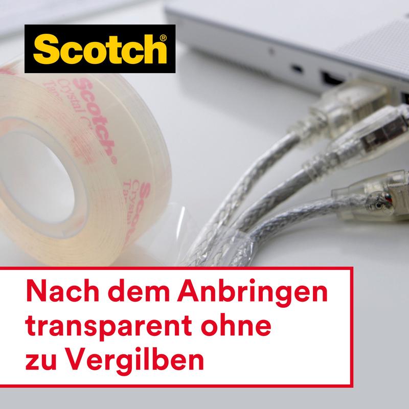 Um rolo de fita adesiva Scotch® Crystal, 12 mm x 10 m, com dispensador manual da 3M Deutschland GmbH está sobre uma superfície branca ao lado de um laptop e três cabos Ethernet. Texto: "Após a aplicação, transparente sem amarelar.