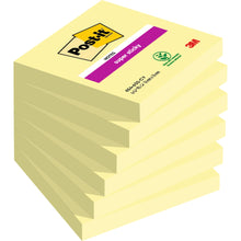 Sieben Blöcke Post-it® Super Sticky Notes (76 mm x 76 mm, je 90 Blatt, 100% PEFC) der 3M Deutschland GmbH sind gestapelt abgebildet, mit sichtbaren Etiketten und einem recycelbaren Logo auf dem obersten Block.