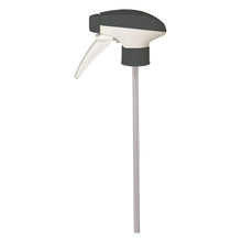 Der Room Care R4 Ersatzsprayer von Diversey Deutschland GmbH & Co. OHG, für R4 Möbelpflege, hat eine schwarz-weiße Düse mit einem langen, klaren Rohr. Verkauft als Karton (5 Packungen), abgebildet auf einfarbig weißem Hintergrund.