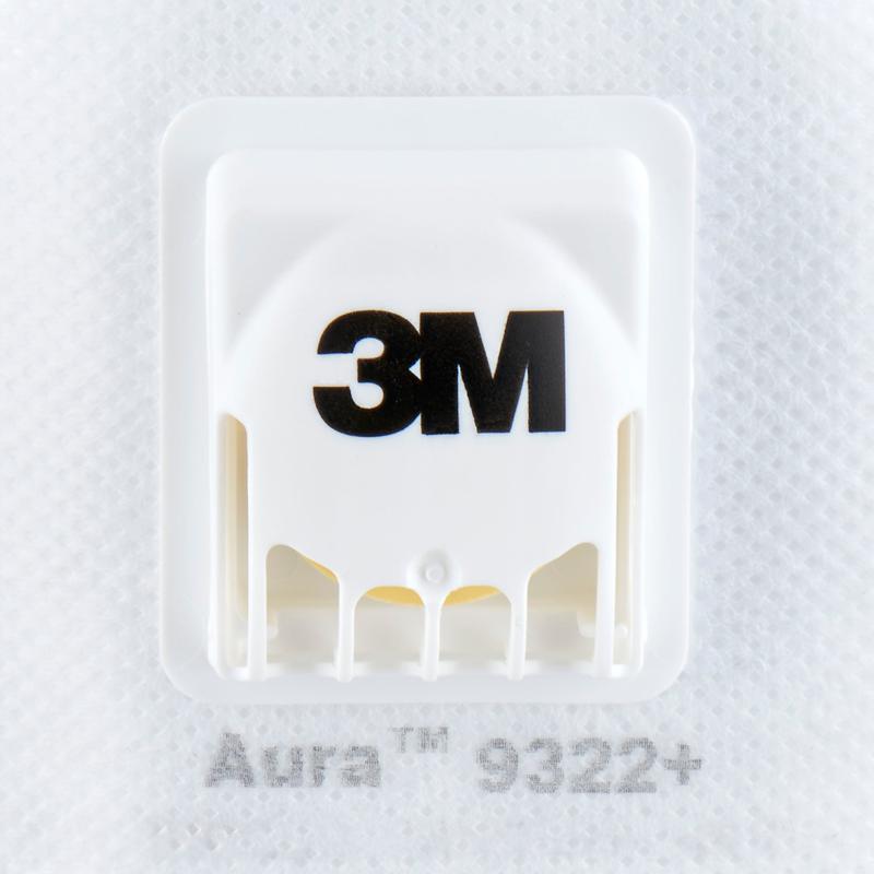 Close-up de uma máscara de partículas branca 3M™ Aura™ Comfort Cool Flow™ 9322+, FFP2, com válvula da 3M Deutschland GmbH, mostrando a válvula de marca e o texto "Aura 9322+" no tecido da máscara.