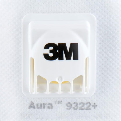 Close-up de uma máscara de partículas branca 3M™ Aura™ Comfort Cool Flow™ 9322+, FFP2, com válvula da 3M Deutschland GmbH, mostrando a válvula de marca e o texto "Aura 9322+" no tecido da máscara.