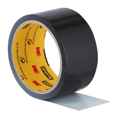 Um rolo de fita adesiva Scotch® Universal 2904 (10 m x 48 mm) da 3M Deutschland GmbH é parcialmente desenrolado, revelando o lado adesivo texturizado. No rótulo interno, o logotipo da marca 3M em vermelho e amarelo é visível.