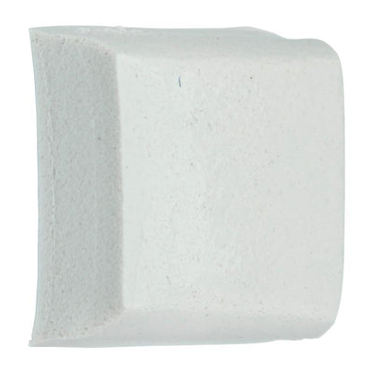 Um close-up de uma borracha retangular branca com superfícies lisas e bordas arredondadas - semelhante ao visual limpo das Scotch-FIX™ Almofadas Adesivas Removíveis 301008C36-P (11 mm x 15 mm, 36 unidades/pacote) da 3M Deutschland GmbH.