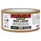 Um rolo de fita de embalagem de papel Scotch® Box Lock™ de 48 mm x 22,8 m da 3M Deutschland GmbH, com informações do produto e dados de reciclagem no rótulo em alemão, inglês e francês.