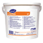 Um balde de plástico branco de 10 kg da Diversey Suma Soak K7, detergente em pó para imersão de talheres para peças de prata, da Diversey Deutschland GmbH & Co. OHG. Com rótulo multilingue e alça de transporte.